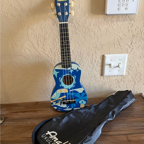 Amahi Ukulele in Blue with Tropical Graphic - Picture 5 of 5